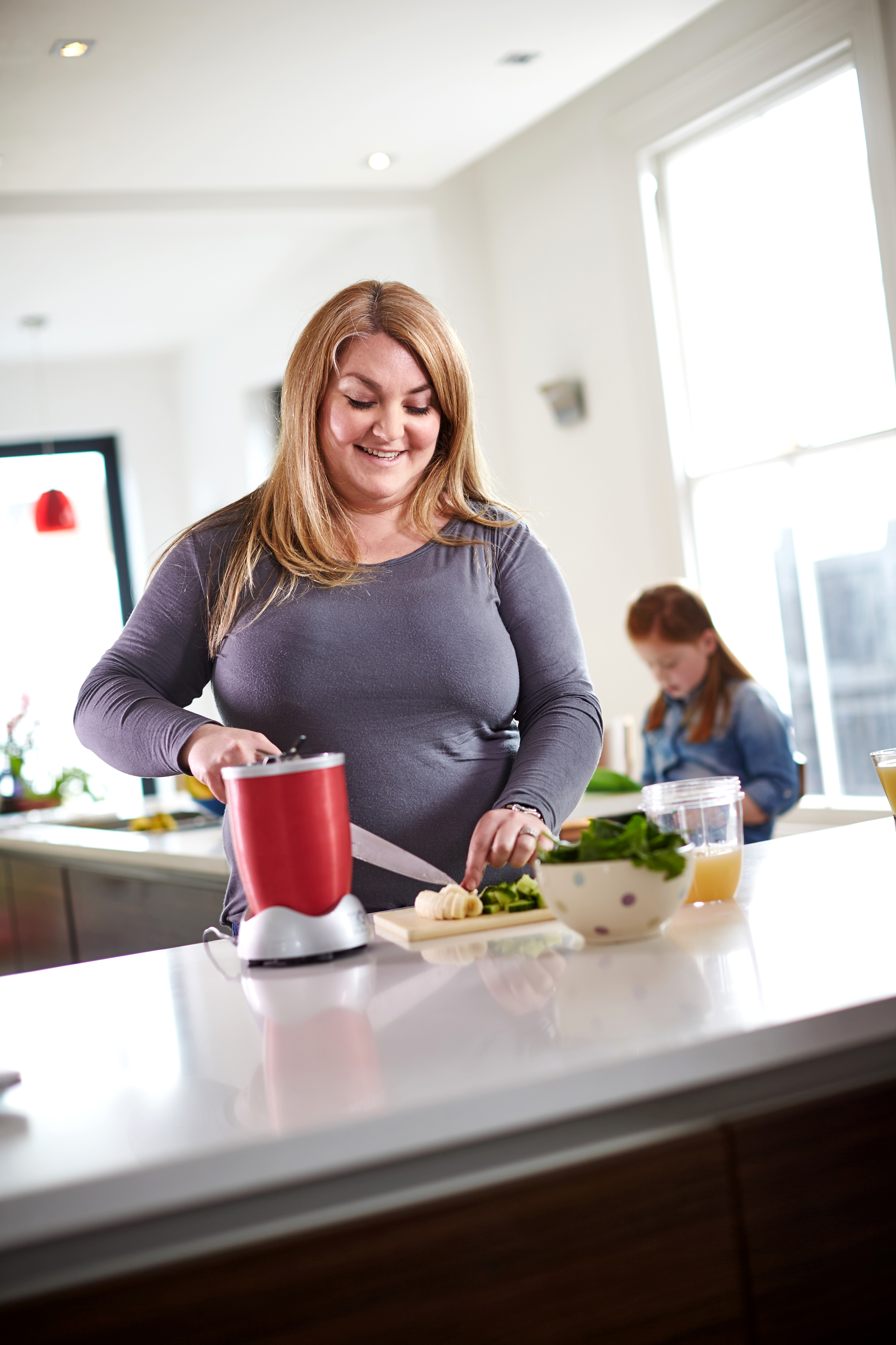 Femme obèse préparant un bon repas